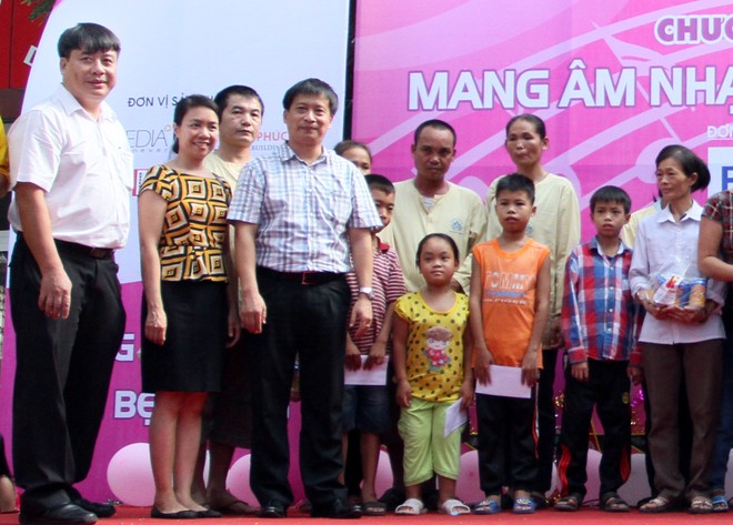 Mang tiếng trống lân đến với bệnh nhân nhỏ tuổi ảnh 1 Mang tiếng trống lân đến với bệnh nhân nhỏ tuổi ảnh 1