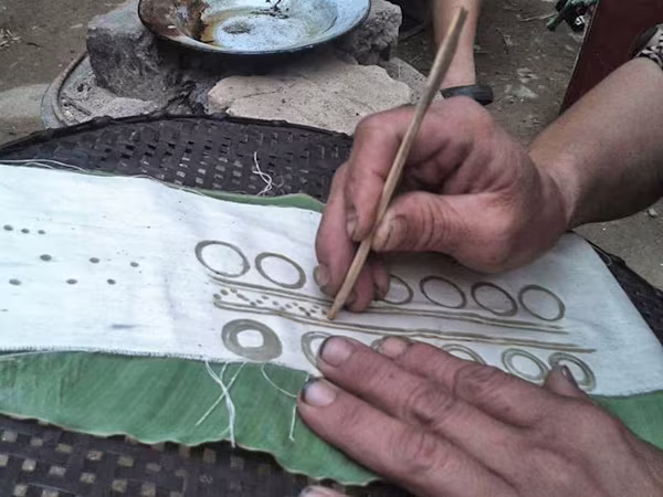 Vải truyền thống thăng hoa trên đường phố ảnh 1 Vải truyền thống thăng hoa trên đường phố ảnh 1