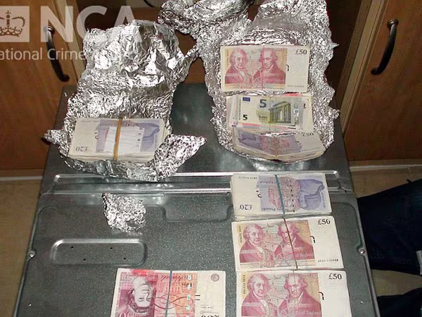 Anh: Triệt phá đường dây kinh doanh giấy tờ giả lớn nhất trong lịch sử ảnh 1 Anh: Triệt phá đường dây kinh doanh giấy tờ giả lớn nhất trong lịch sử ảnh 1