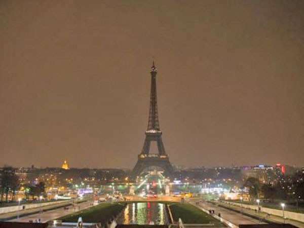 Tháp Eiffel tắt đèn để tưởng nhớ nạn nhân ảnh 1 Tháp Eiffel tắt đèn để tưởng nhớ nạn nhân ảnh 1