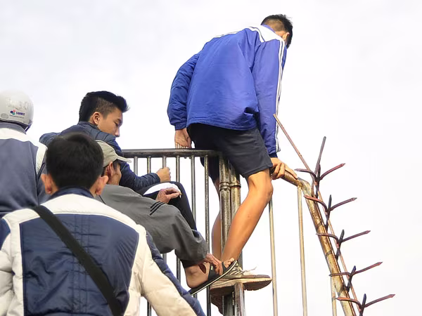 Sân Lạch Tray “nghẹt thở” ảnh 2