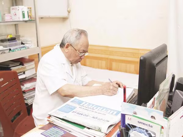 Bác sỹ già 20 năm mở phòng khám chữa bệnh miễn phí cho người nghèo ảnh 1