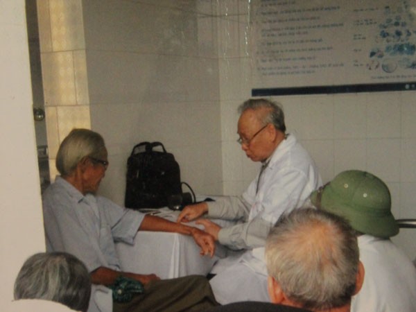 Bác sỹ già 20 năm mở phòng khám chữa bệnh miễn phí cho người nghèo ảnh 2 Bác sỹ già 20 năm mở phòng khám chữa bệnh miễn phí cho người nghèo ảnh 2