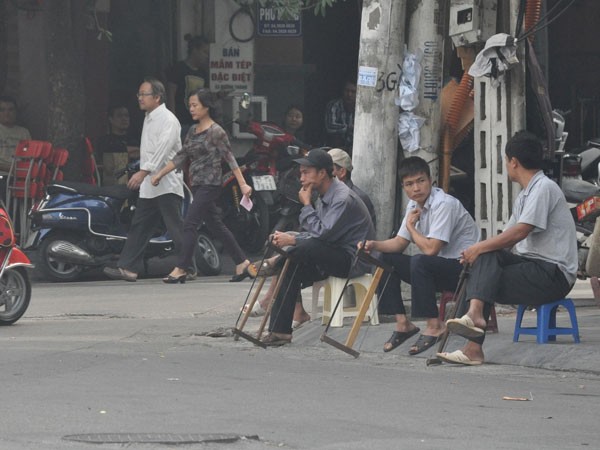 Tết đến nơi mà “chợ người” ế ẩm ảnh 1 Tết đến nơi mà “chợ người” ế ẩm ảnh 1