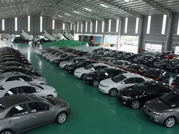 Việt Nam nhập khẩu số lượng ô tô nguyên chiếc đạt kỷ lục: Nhà còn nghèo vẫn chơi sang ảnh 1 Việt Nam nhập khẩu số lượng ô tô nguyên chiếc đạt kỷ lục: Nhà còn nghèo vẫn chơi sang ảnh 1