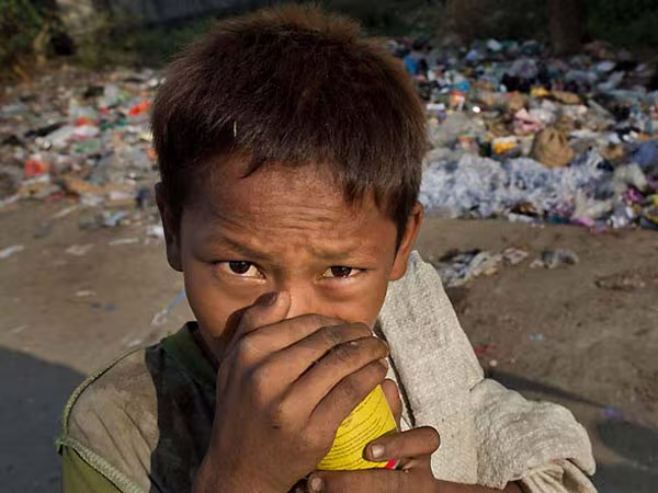 Mảnh đời những đứa trẻ nghiện “hít keo” ảnh 1 Mảnh đời những đứa trẻ nghiện “hít keo” ảnh 1