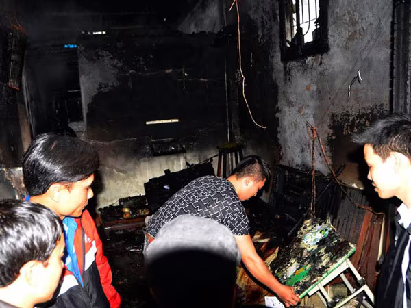 Kịp thời dập cháy lan từ ngôi nhà cấp 4  ảnh 1