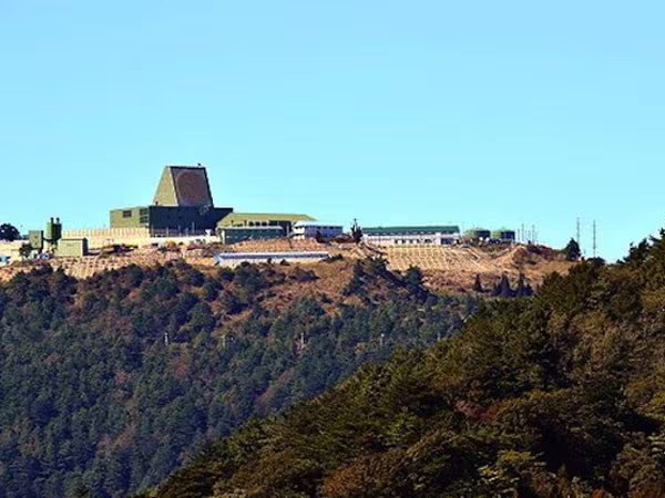 Nhòm ngó giữa hai bờ eo biển ảnh 1