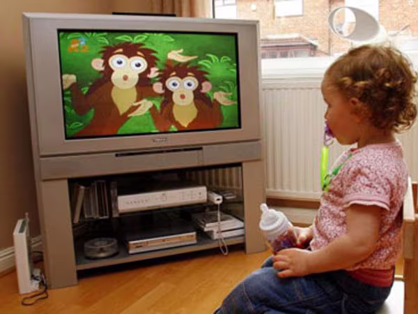Hậu quả khôn lường khi trẻ “nghiện” ti vi ảnh 1