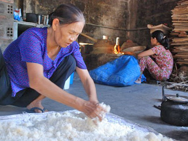 Quy định sản xuất, kinh doanh rượu phải có giấy phép không có tác dụng với rượu “nút lá chuối“ ảnh 1 Quy định sản xuất, kinh doanh rượu phải có giấy phép không có tác dụng với rượu “nút lá chuối“ ảnh 1