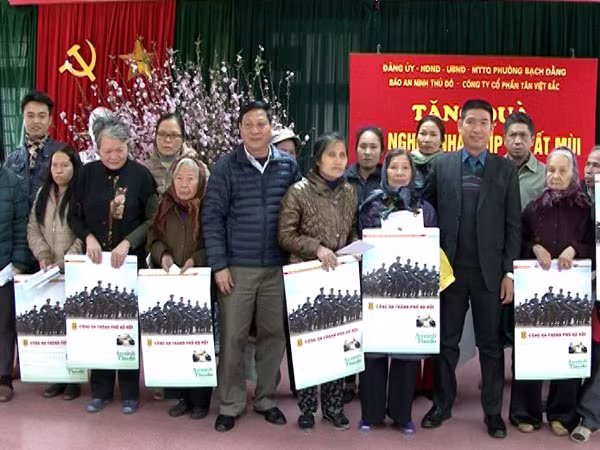 Tặng quà Tết cho 82 hộ nghèo  ảnh 1