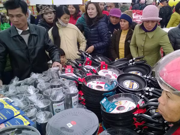 Người dân ngoại thành hồ hởi với hàng Việt  ảnh 1 Người dân ngoại thành hồ hởi với hàng Việt  ảnh 1