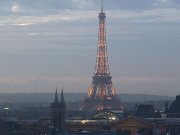 Xuất hiện nhiều máy bay lạ trên bầu trời Paris ảnh 1 Xuất hiện nhiều máy bay lạ trên bầu trời Paris ảnh 1