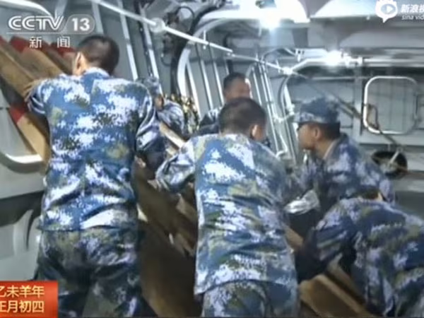 Sóng đánh bung cửa tàu khu trục Trung Quốc ảnh 1