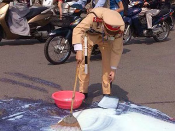 CSGT dọn “bẫy” xà phòng giữa ngã tư ảnh 1