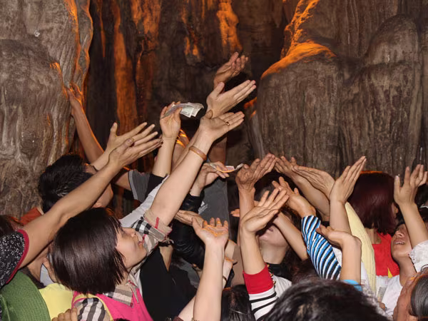 Nhiều du khách vẫn giữ thói quen hứng lộc  ảnh 1 Nhiều du khách vẫn giữ thói quen hứng lộc  ảnh 1