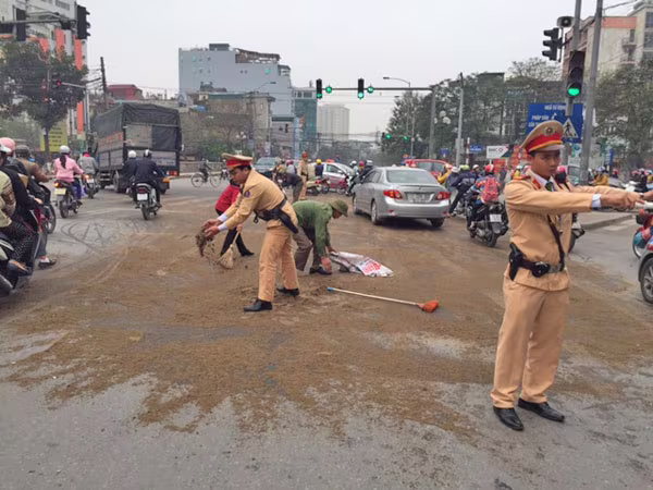 Dầu tràn ra đường, CSGT khẩn trương quét dọn ảnh 1