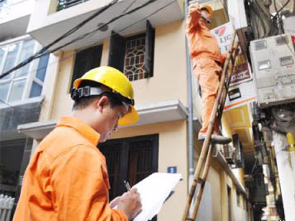 Điện sắp tăng giá, xăng nhấp nhổm “đòi” theo ảnh 1 Điện sắp tăng giá, xăng nhấp nhổm “đòi” theo ảnh 1