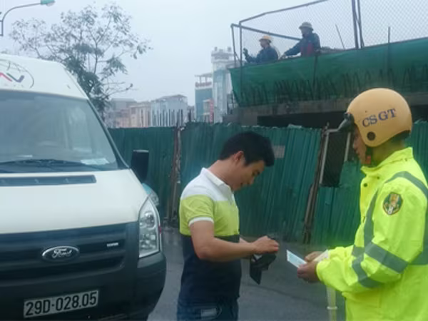 Kiên quyết xử lý xe ô tô đi vào đường ngược chiều ảnh 1