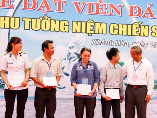 Đặt đá xây dựng Khu tưởng niệm chiến sĩ hải quân hy sinh ở đảo Gạc Ma ảnh 1 Đặt đá xây dựng Khu tưởng niệm chiến sĩ hải quân hy sinh ở đảo Gạc Ma ảnh 1