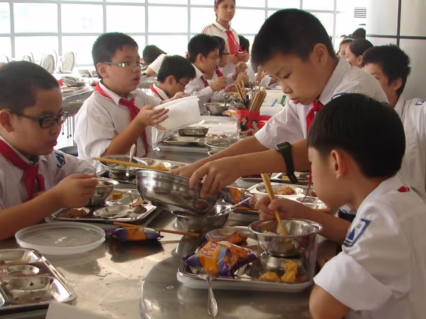 Chặn nguy cơ thực phẩm bẩn tràn vào trường học ảnh 1