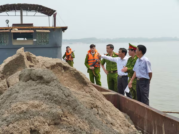 Một ngày bắt 2 vụ, 4 tàu khai thác cát trái phép ảnh 1