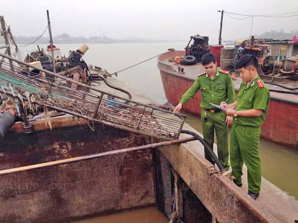 Bắt giữ 3 tàu hút trộm cát trên sông Hồng ảnh 1