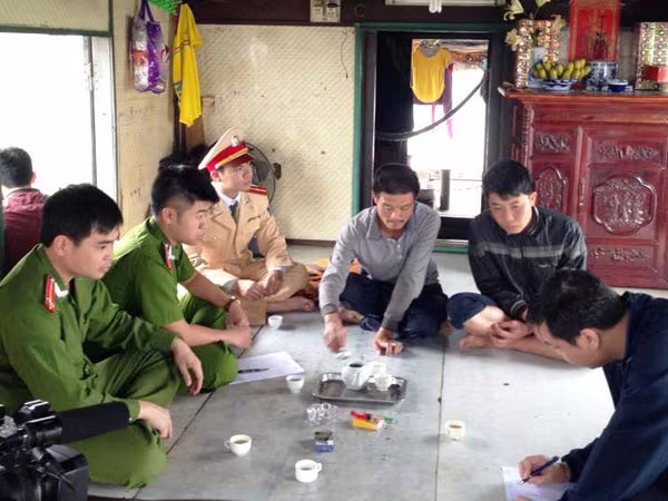 Bắt giữ 3 tàu hút trộm cát trên sông Hồng ảnh 2