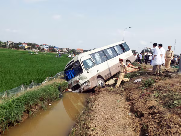 Xe bơm bê tông “đứt đuôi”, quật nát xe du lịch ảnh 2 Xe bơm bê tông “đứt đuôi”, quật nát xe du lịch ảnh 2