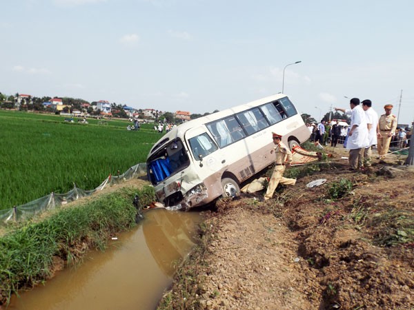Xe bơm bê tông “đứt đuôi”, quật nát xe du lịch ảnh 2 Xe bơm bê tông “đứt đuôi”, quật nát xe du lịch ảnh 2