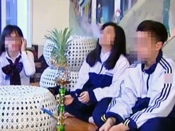 Phụ huynh đòi làm rõ sự thật clip học sinh hút shisha  ảnh 1 Phụ huynh đòi làm rõ sự thật clip học sinh hút shisha  ảnh 1