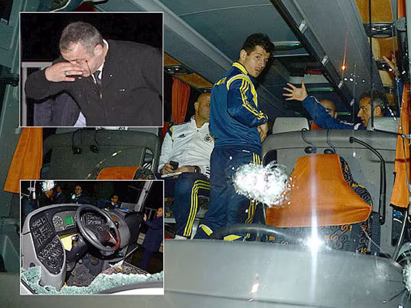 Hàng loạt đạn nhằm thẳng vào xe của CLB Fenerbahce  ảnh 1 Hàng loạt đạn nhằm thẳng vào xe của CLB Fenerbahce  ảnh 1