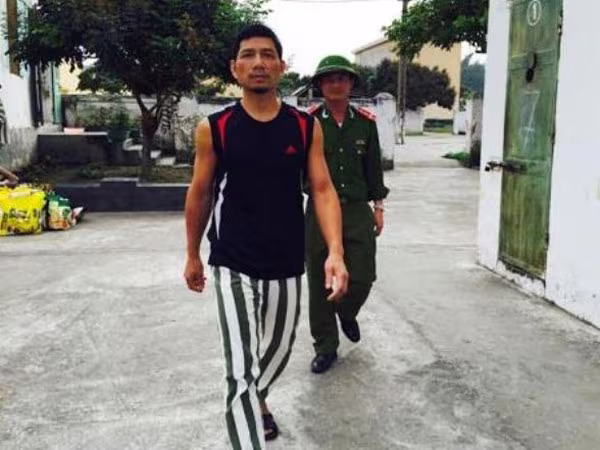 Hải Dương: Bị “sờ gáy”, hô đàn em chống trả công an ảnh 1 Hải Dương: Bị “sờ gáy”, hô đàn em chống trả công an ảnh 1