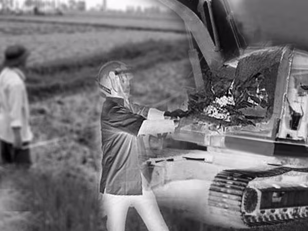 Ông lão 75 tuổi dùng búa tấn công... máy xúc ảnh 1