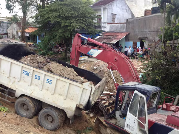 Xe ben tuột dốc đâm nát máy xúc, một người tử vong ảnh 1