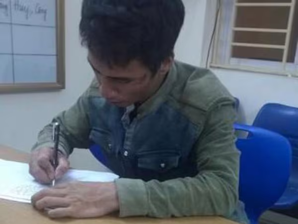 Tẩm xăng, cố thủ trong nhà cùng con gái 4 tuổi ảnh 1