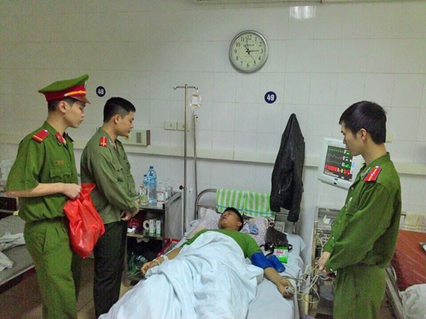 Thăm hỏi, tặng quà chiến sỹ bị thương khi làm nhiệm vụ ảnh 1 Thăm hỏi, tặng quà chiến sỹ bị thương khi làm nhiệm vụ ảnh 1