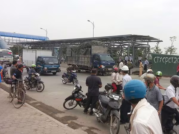 Bị xe tải kéo rê, thiếu nữ tử vong tại chỗ ảnh 1