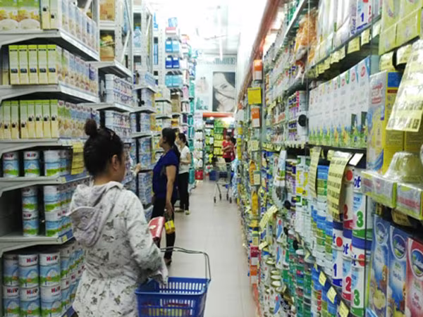 Giá sữa giảm nhỏ giọt, người tiêu dùng vẫn phải mua ảnh 1