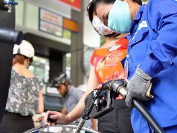 Chờ đêm mới tăng giá xăng ảnh 1