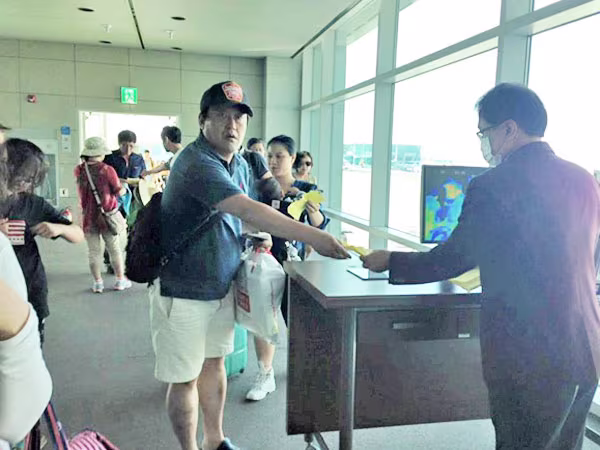 Hành khách có thân nhiệt bình thường mới được nhập cảnh ảnh 1 Hành khách có thân nhiệt bình thường mới được nhập cảnh ảnh 1