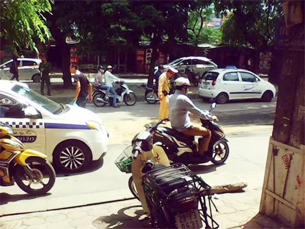 CSGT dọn “bẫy” dầu loang trên phố ảnh 1 CSGT dọn “bẫy” dầu loang trên phố ảnh 1