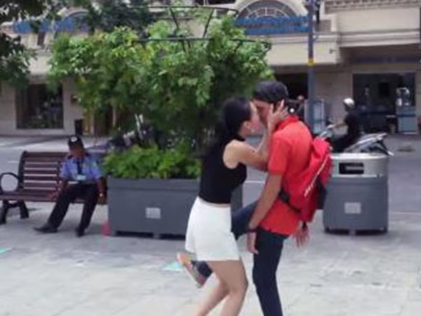 Phát kinh vì “Kiss Cam” phiên bản Việt ảnh 1 Phát kinh vì “Kiss Cam” phiên bản Việt ảnh 1