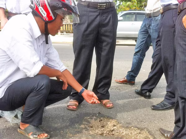 Nghi vấn dùng hóa chất lạ gây nhũn mặt đường QL 1A qua Quảng Bình ảnh 1