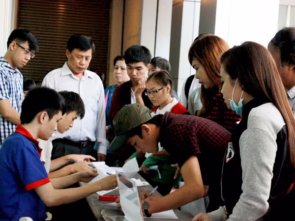 Kỳ tuyển sinh 2015: Nháo nhào rút, nộp hồ sơ ảnh 1 Kỳ tuyển sinh 2015: Nháo nhào rút, nộp hồ sơ ảnh 1