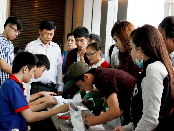 Kỳ tuyển sinh 2015: Nháo nhào rút, nộp hồ sơ ảnh 1 Kỳ tuyển sinh 2015: Nháo nhào rút, nộp hồ sơ ảnh 1