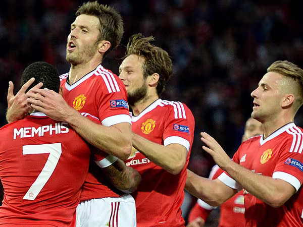 Người Anh vừa đá, vừa lo ở Champions League ảnh 1