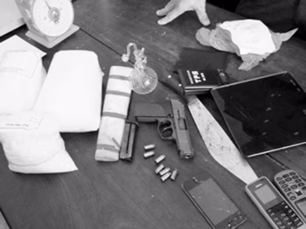 Thu 4 kg ma túy "đá", súng quân dụng trong khách sạn ảnh 1