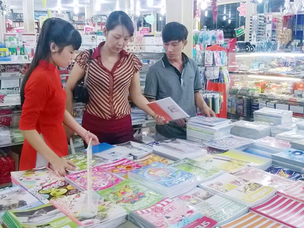 Phụ huynh lại hoa mắt với các khoản chi đầu năm học ảnh 1