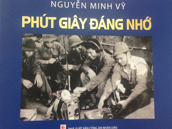 Cựu điện báo viên giới thiệu sách ảnh chiến trường ảnh 1 Cựu điện báo viên giới thiệu sách ảnh chiến trường ảnh 1